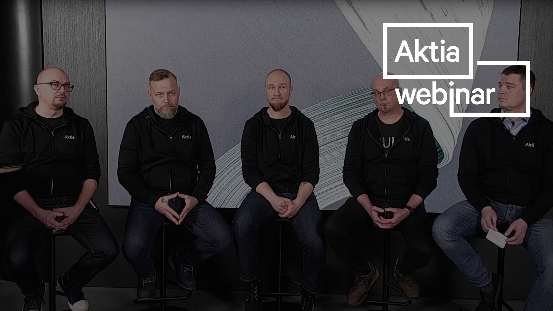 Aktia Tietoturva webinaarin banneri jossa viisi tietoturvaasiantuntiaa istuu mustissa paidoissa aktia studiolla