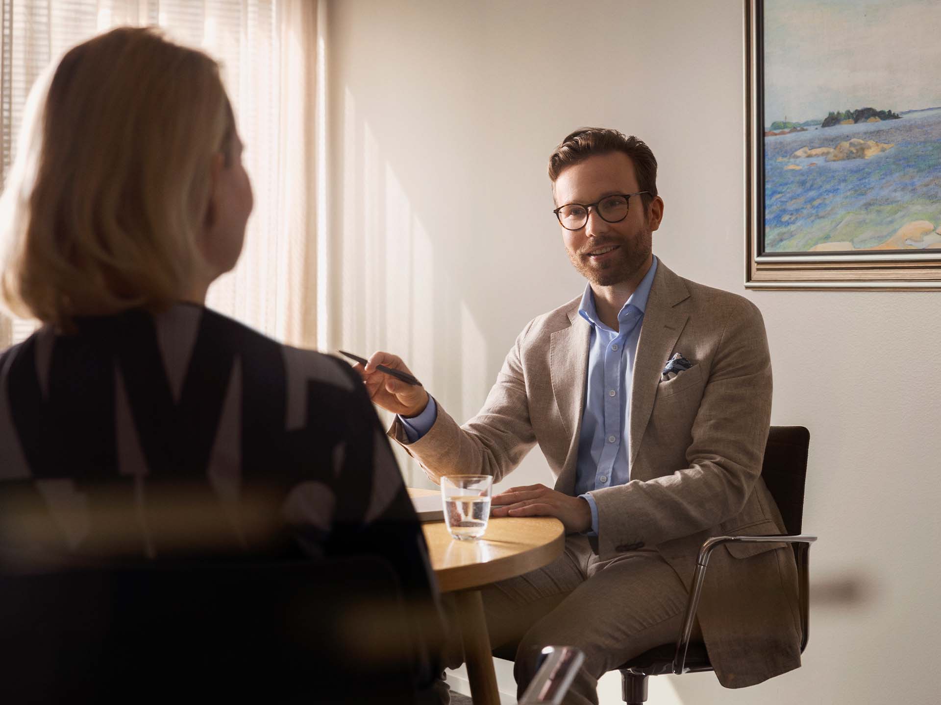 ”Parasta työssäni ovat kohtaamiset asiakkaiden kanssa. Jokainen tarina on uniikki, ja ratkaisujen löytäminen eri elämäntilanteisiin, tavoitteisiin ja haaveisiin palkitsee aina.”